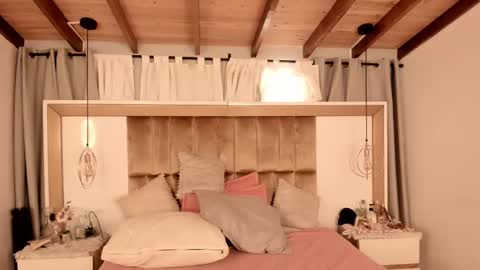 Twiggy online show from February 20, 9:09 pm