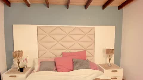 Twiggy online show from October 2, 9:00 pm