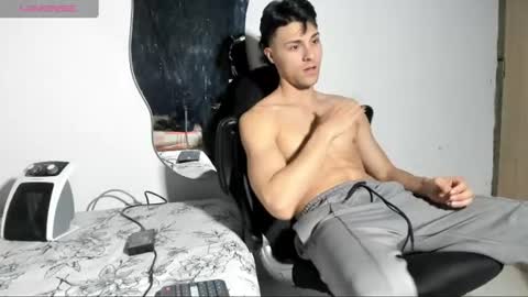 Snapshot of tyler_axel chatting on June 27, 1:54 am tyler_axel online show from June 27, 1:54 am