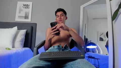 Snapshot of tyler_fox_ chatting on September 9, 7:35 pm Tyler Fox online show from September 9, 7:35 pm