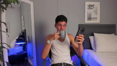 Snapshot of tyler_fox_ chatting on October 12, 8:41 pm Tyler Fox online show from October 12, 8:41 pm