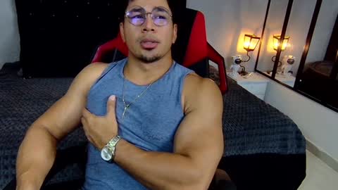 tyler_hank1 online show from December 23, 5:28 am