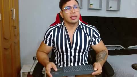 tyler_hank1 online show from December 4, 11:19 am