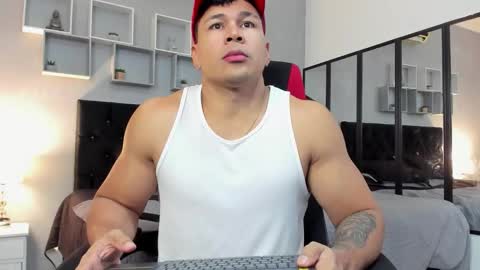 tyler_hank1 online show from December 17, 8:48 pm