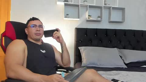 tyler_hank1 online show from April 8, 11:48 pm