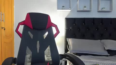 tyler_hank1 online show from May 22, 11:16 am