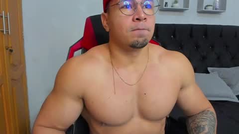 Snapshot of tyler_hank1 chatting on June 25, 9:41 pm tyler_hank1 online show from June 25, 9:41 pm