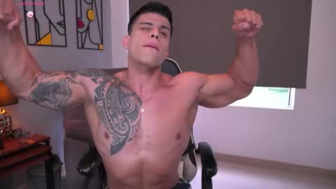 Snapshot of tyler_muscle chatting on February 7, 9:51 pm David online show from February 7, 9:51 pm