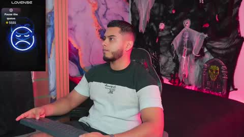 Snapshot of tyler_price01 chatting on October 12, 9:03 pm Tyler online show from October 12, 9:03 pm