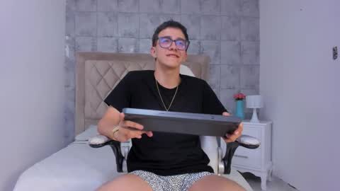 Snapshot of tylercross_ chatting on March 13, 9:32 pm Tyler online show from March 13, 9:32 pm