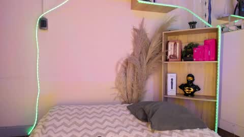 tylla__ online show from April 5, 5:15 am