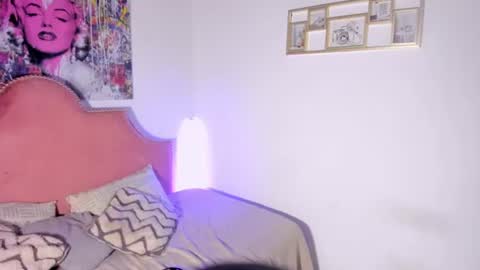Snapshot of tyra_honey chatting on June 18, 9:30 pm Tyra pretty Honey online show from June 18, 9:30 pm