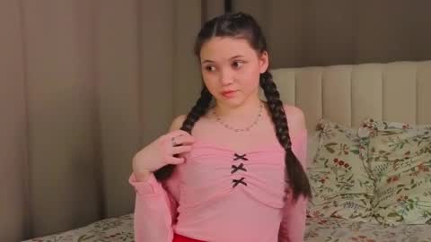 Snapshot of tyrasyversen chatting on December 3, 11:19 am Emily online show from December 3, 11:19 am