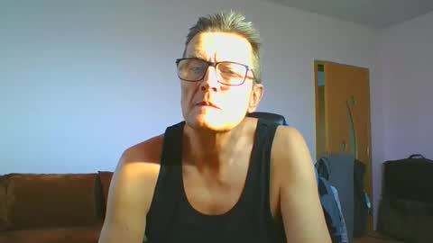 Snapshot of ulmeni4 chatting on December 3, 8:23 am ulmeni4 online show from December 3, 8:23 am