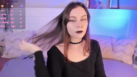 Una  online show from March 4, 11:29 am