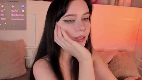 Una  online show from November 7, 12:49 pm