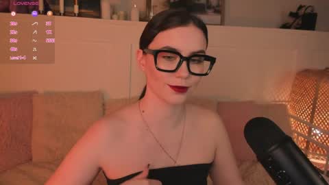 Una  online show from April 10, 10:20 am