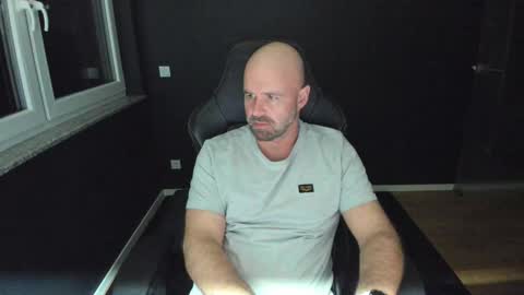 Snapshot of uncle_bear chatting on November 8, 12:33 am Uncle Bear online show from November 8, 12:33 am