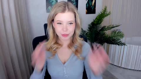 Snapshot of unforgettablalice chatting on April 22, 8:43 pm Alice online show from April 22, 8:43 pm