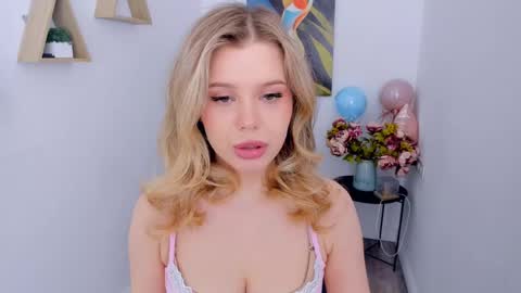 Snapshot of unforgettablalice chatting on April 28, 7:52 pm Alice online show from April 28, 7:52 pm