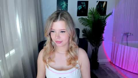 Snapshot of unforgettablalice chatting on May 25, 3:56 am Alice online show from May 25, 3:56 am