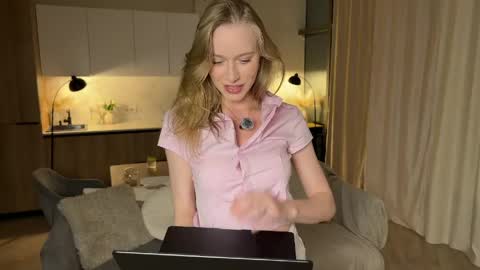 UnnaBella online show from May 26, 7:32 pm