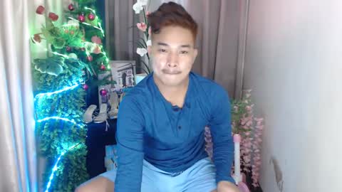 Snapshot of ur_hugechinito chatting on December 23, 4:28 pm ur_hugechinito online show from December 23, 4:28 pm