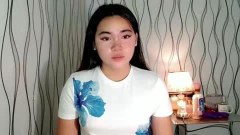 Snapshot of ur_innocent_girlx chatting on January 8, 3:42 am QUEENSY online show from January 8, 3:42 am