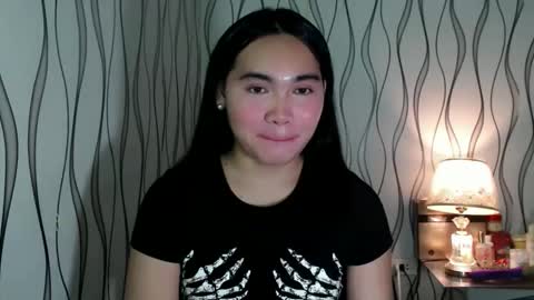 Snapshot of ur_innocent_girlx chatting on February 9, 1:42 am QUEENSY online show from February 9, 1:42 am