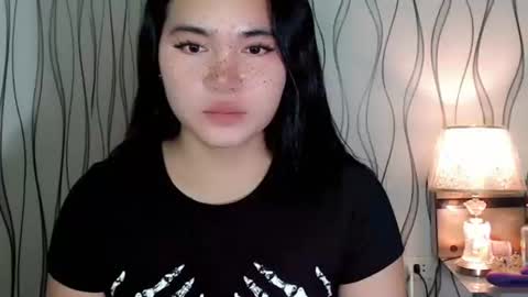 Snapshot of ur_innocent_girlx chatting on February 17, 12:40 am QUEENSY online show from February 17, 12:40 am