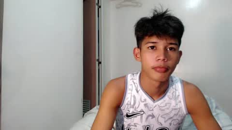 Snapshot of urdreamboy_clarin chatting on June 14, 6:48 am urdreamboy_clarin online show from June 14, 6:48 am