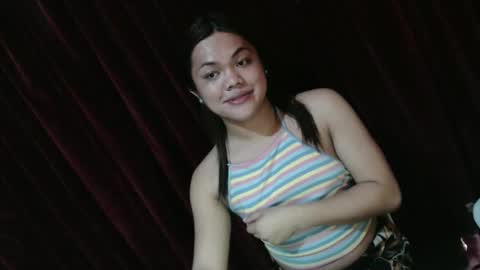 Snapshot of urhottie_bella chatting on May 13, 11:00 pm urhottie_bella online show from May 13, 11:00 pm