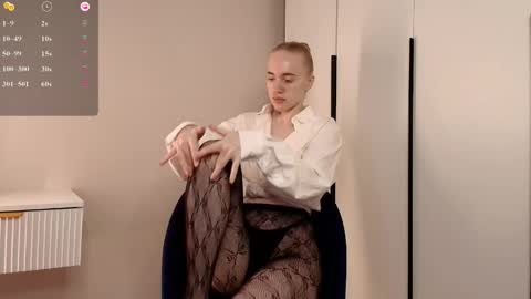 ElizabethLizy online show from April 26, 8:45 am