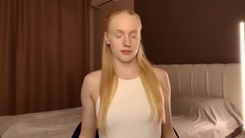ElizabethLizy online show from May 26, 5:42 pm