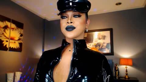 Snapshot of urmajestytyra chatting on September 30, 1:43 am UrMajestyTyra online show from September 30, 1:43 am