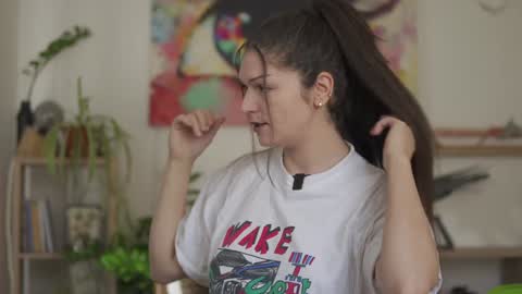 Mia online show from December 2, 8:41 am