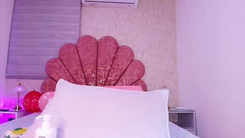 Vaiolet colls online show from February 12, 12:00 pm