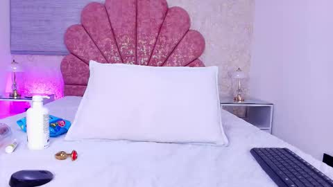 Vaiolet colls online show from February 15, 12:03 pm