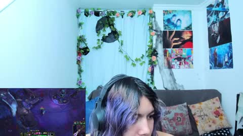 Vaiolet1314 online show from April 3, 12:19 am