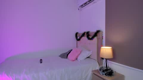 HI IM NEW online show from December 11, 3:05 pm