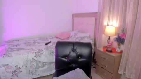 HI IM NEW online show from March 7, 3:39 pm