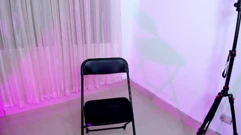 HI IM NEW online show from April 8, 2:50 pm