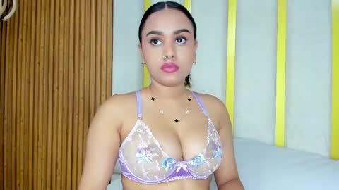 Snapshot of valen_petty chatting on April 23, 6:43 pm Valen online show from April 23, 6:43 pm
