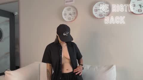 Snapshot of valen_rouse_ chatting on December 3, 12:25 pm Liam smith online show from December 3, 12:25 pm