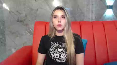 Snapshot of valentina_red18 chatting on March 4, 9:54 pm Valentina online show from March 4, 9:54 pm