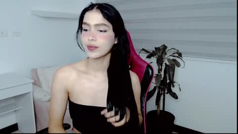 Snapshot of valentinasweet_ chatting on May 13, 4:43 am Valentina online show from May 13, 4:43 am