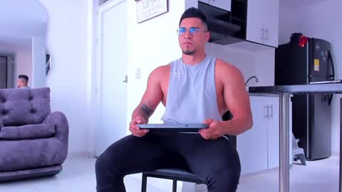 Snapshot of valentino_dossantos chatting on December 10, 7:43 pm online show from December 10, 7:43 pm
