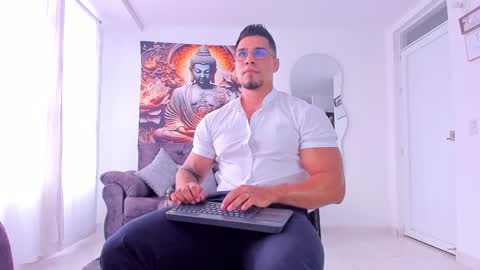 Snapshot of valentino_dossantos chatting on December 19, 7:51 pm online show from December 19, 7:51 pm
