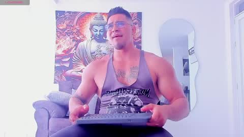 Snapshot of valentino_dossantos chatting on December 22, 5:21 pm online show from December 22, 5:21 pm