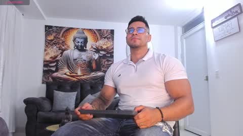 Snapshot of valentino_dossantos chatting on December 24, 2:54 am online show from December 24, 2:54 am